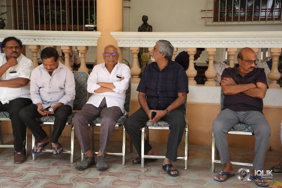 Celebrities-pay-homage-to-superstar-Krishna